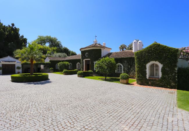 Villa in Marbella - EL ALMENDRAL Premium Villa Marbella Hill Club